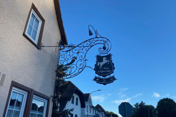 Zum%20wei%C3%9Fen%20Ro%C3%9F Galerie Foto